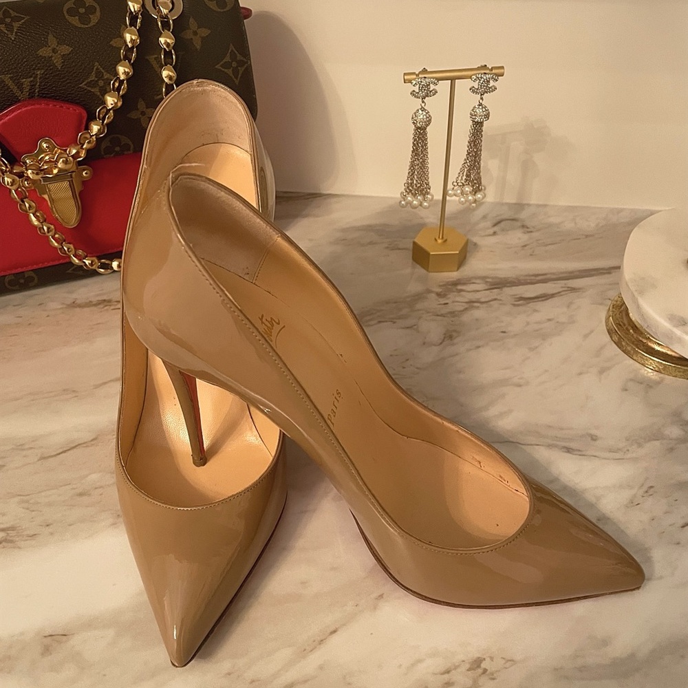 Nude Christian Louboutin pumps